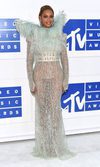 Beyoncé: brillos, plumas y transparencias