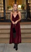 Rosie Huntington-Whiteley y el terciopelo rojo