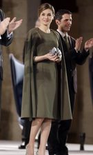 La Reina Letizia triunfa con su vestido-capa