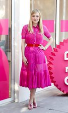 Dakota Fanning: vestido fucsia con complemento rojo