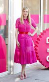 Dakota Fanning: vestido fucsia con complemento rojo