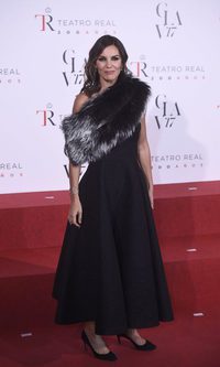 Mar Flores muy elegante con una estola de pelo