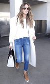 Heidi Klum acierta con una gabardina blanca