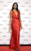 Zoe Saldana acierta con el rojo