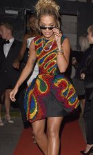 Rita Ora con un vestido brillante