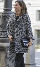 La Reina Letizia saca matrícula de honor con un look "animal print"