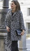 La Reina Letizia saca matrícula de honor con un look "animal print"