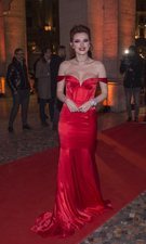Bella Thorne deslumbra con un espectacular traje rojo