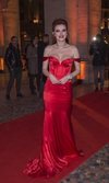 Bella Thorne deslumbra con un espectacular traje rojo