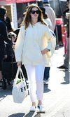 Anne Hathaway recibe la primavera de blanco