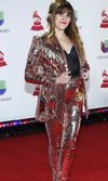 Rozalen apuesta por un traje pantalón glitter