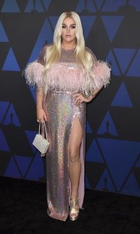 El traje a medida de Kesha