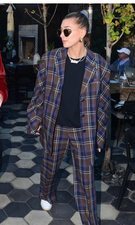 Traje con zapatillas, el estilo de Hailey Baldwin