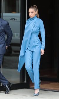 Gigi Hadid, todo al azul
