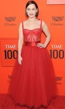 Emilia Clarke enamora con su vestido rojo de tul