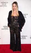 Margot Robbie arrasa en la alfombra roja con un mono de encaje