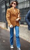 Kaia Gerber con hombreras extra grandes durante la Paris Fashion Week