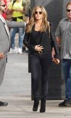 Jennifer Aniston deslumbra en un look total black de lo más casual