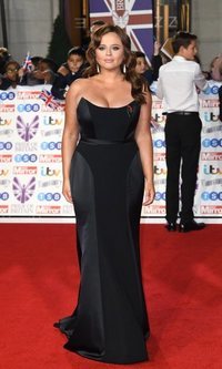 Emily Atack ataca de nuevo con un sexy vestido negro