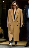 El atrevimiento oversized de Emilia Clarke