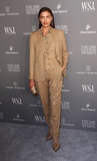 Irina Shayk tiene el traje camel con brillos perfecto para la noche