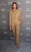 Irina Shayk tiene el traje camel con brillos perfecto para la noche