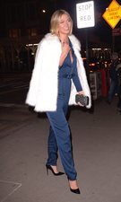Karlie Kloss arrasa en su último look con un abrigo de pelo blanco
