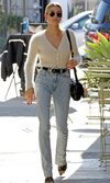 Hailey Baldwin combina lana, cuero y jeans