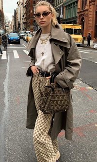 La logomanía vuelve al street style, palabra de Elsa Hosk