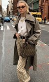 La logomanía vuelve al street style, palabra de Elsa Hosk