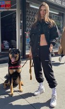 Emily Ratajkowski también apuesta por el chándal como el resto de mortales