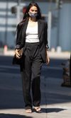 Shanina Shaik demuestra cómo se llevan ahora los pantalones de pinzas