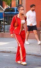 Bella Hadid demuestra que los bolsos baguette se llevan con todo
